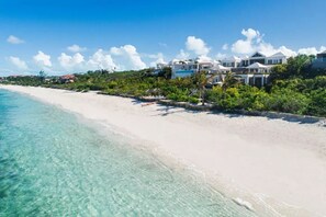On the beach - Villa Cascade with Ocean Views (Providenciales and West Caicos)