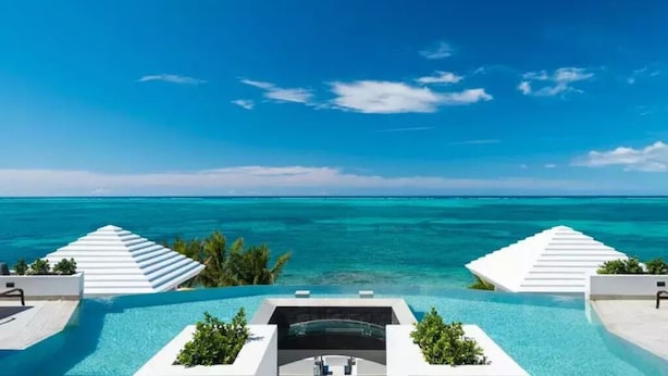 Una piscina infinita con vistas claras al océano.