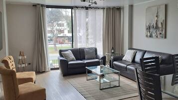 Una Smart TV, un reproductor estéreo, una pantalla de ordenador