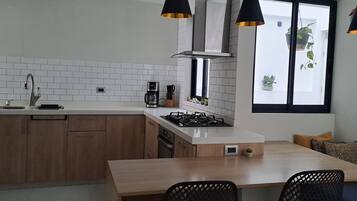 Frigorífico, microondas, horno y placa de cocina