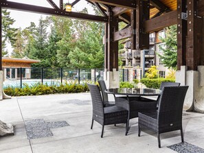 Outdoor dining - SandCastle Shores - 2 bedroom newly built Parksville townhome with beach access (Parksville)