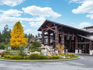 Exterior - SandCastle Shores - 2 bedroom newly built Parksville townhome with beach access (Parksville)