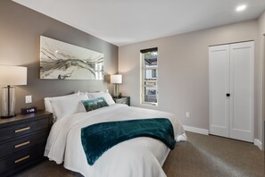 2 Schlafzimmer, Schreibtisch, Bügeleisen/Bügelbrett, Reisekinderbett