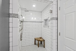 Shower, hair dryer, towels, soap - Beautiful, updated lakefront home on Lake Coeur d’Alene - sleeps up to 8 (Worley)
