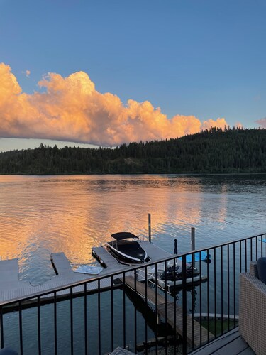 Beautiful, updated lakefront home on Lake Coeur d’Alene  - sleeps up to 8