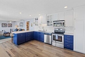 Réfrigérateur, four à micro-ondes, un four, surface de cuisson