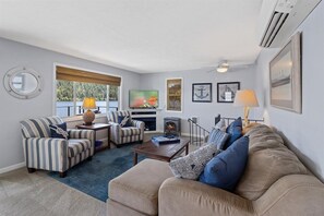 Smart TV - Beautiful, updated lakefront home on Lake Coeur d’Alene  - sleeps up to 8 (Worley)