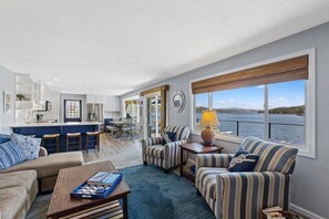 Smart TV - Beautiful, updated lakefront home on Lake Coeur d’Alene  - sleeps up to 8 (Worley)