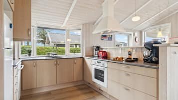 KylskÄp, spishÀll, diskmaskin och kaffe- och tebryggare