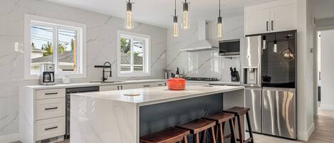 Een magnetron, een oven, een kookplaat, een vaatwasser