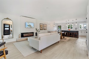 Smart TV, chimenea y videojuegos