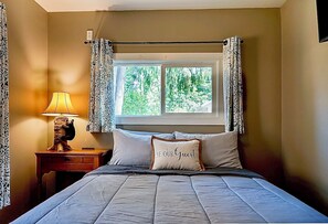 3 bedrooms, iron/ironing board, free WiFi, bed sheets - -JD’s Downtown Coeur d’ Alene Cottage-
Minutes from the lake and Pet Friendly! (Coeur d'Alene)