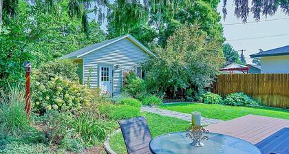 -JD’s Downtown Coeur d’ Alene Cottage-
Minutes from the lake and Pet Friendly!