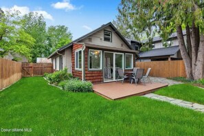 Exterior - -JD’s Downtown Coeur d’ Alene Cottage-
Minutes from the lake and Pet Friendly! (Coeur d'Alene)