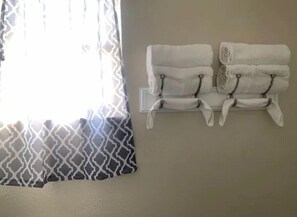 Douche, serviettes fournies, papier toilette