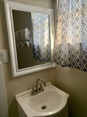 Douche, serviettes fournies, papier toilette