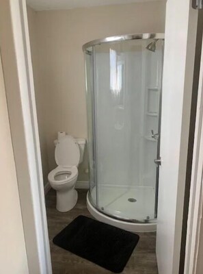 Douche, serviettes fournies, papier toilette