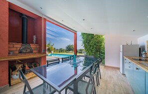 Outdoor dining - Beach front home in Saint-Laurent-du-Var (Saint-Laurent-du-Var)