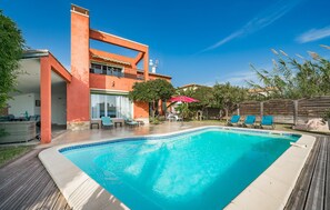 Pool - Beach front home in Saint-Laurent-du-Var (Saint-Laurent-du-Var)
