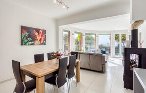 Dining - Beach front home in Saint-Laurent-du-Var (Saint-Laurent-du-Var)