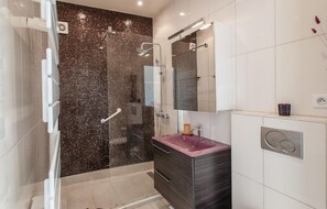 Shower - Beach front home in Saint-Laurent-du-Var (Saint-Laurent-du-Var)
