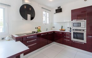 Frigorífic, microones, forn i placa de cuina 