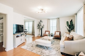Smart TV, computer monitors - Bright, chic & spacious by Summit/Hamline in St Paul with porch and swing chairs (Saint Paul)