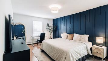 2 Schlafzimmer, Schreibtisch, Bügeleisen/Bügelbrett, Reisekinderbett