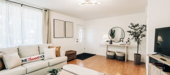 Bright, chic & spacious by Summit/Hamline in St Paul with porch and swing chairs