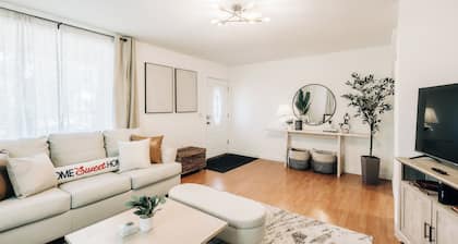 Bright, chic & spacious by Summit/Hamline in St Paul with porch and swing chairs