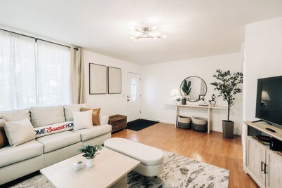 Bright, chic & spacious by Summit/Hamline in St Paul with porch and swing chairs