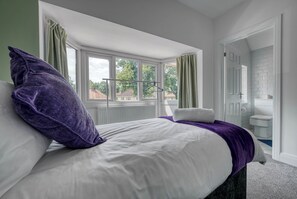 4 bedrooms, iron/ironing board, travel cot, free WiFi - Charming 4 Bedroom Birmingham Home (Birmingham)