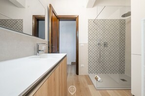 Bruser, hårtørrer, bidet, håndklæder