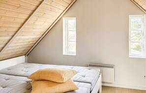 2 bedrooms, iron/ironing board, free WiFi