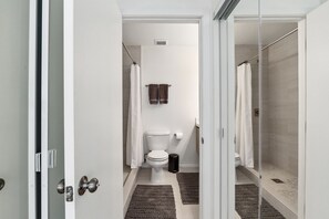 Dusj, hårføner, håndklær og såpe