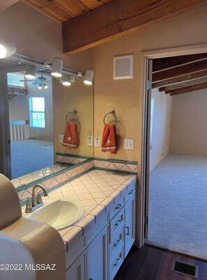 Haartrockner, Handtücher, Seife, Shampoo