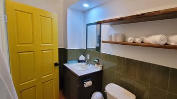 Basic Suite | Bathroom