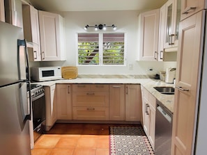 Microwave, coffee/tea maker, electric kettle, toaster - Alux House (Placencia)