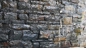 Un muro de piedra y agua cristalina.