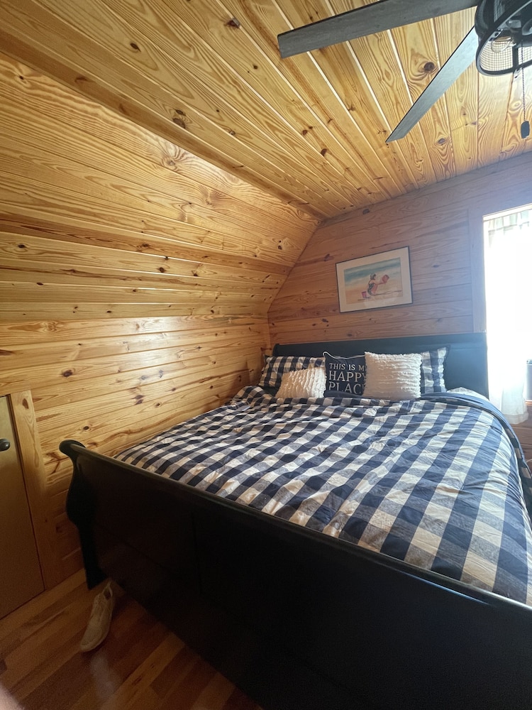 TN River house, private dock, sleeps 6, located near 2 marinas & a golf