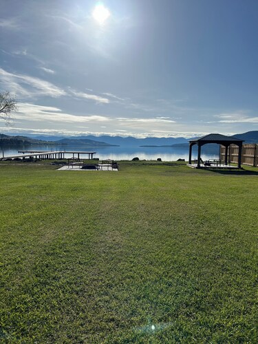 Dora’s Cabin at Grans – Flathead Lakefront, Dock, Kayaks, Pet Friendly