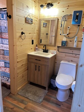 مجففات شعر، مناشف، صابون، شامبو