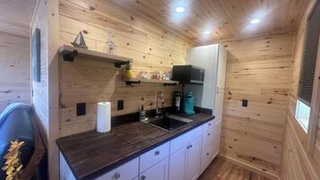 Fridge, microwave, oven, coffee/tea maker