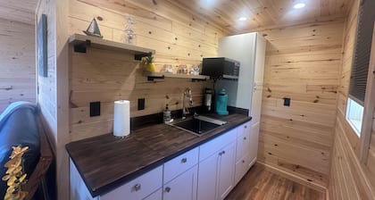 Dora’s Cabin at Grans – Flathead Lakefront, Dock, Kayaks, Pet Friendly