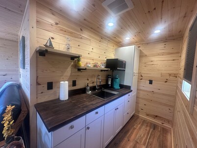 Dora’s Cabin at Grans – Flathead Lakefront, Dock, Kayaks, Pet Friendly