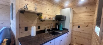 Dora’s Cabin at Grans – Flathead Lakefront, Dock, Kayaks, Pet Friendly