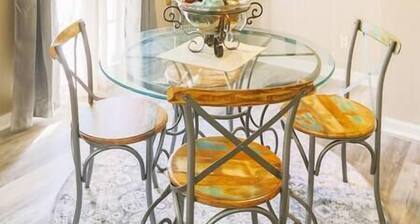 Cozy Downtown Gem | Fully Equipped | Free Parking