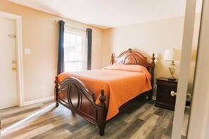 2 slaapkamers, een kluis op de kamer, een strijkplank/strijkijzer, wifi