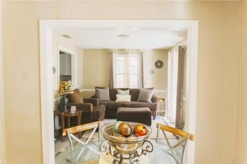 Cozy Downtown Gem | Fully Equipped | Free Parking