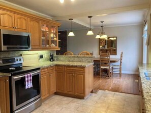 Private kitchen - In-town, beautiful area, hot tub, patio, 3bdr/2b (Huntsville)